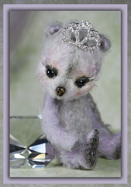 Violette La SweetReine a Parisian Queen Bear